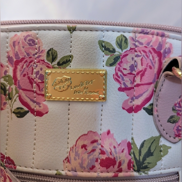 Betsy Johnson handbag with detachable shoulder strap. - Picture 2 of 12